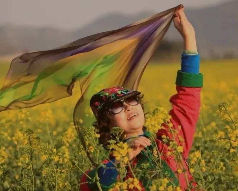 中国大妈旅游拍照,为什么偏爱丝巾和墨镜?网友:我们还是太年轻