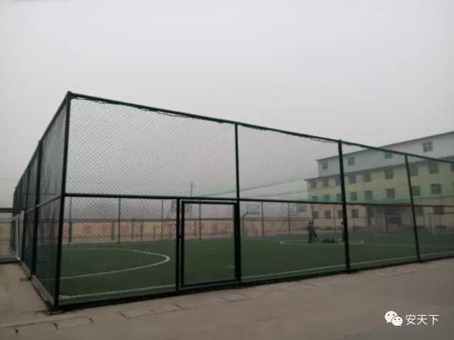 河南400名学生雾霾天操场考试 校长称霾不重 (图)