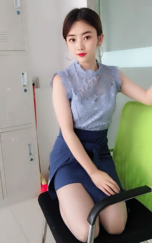 美女朋友圈晒美照,双腿跪椅子上,看到颜值后,网友