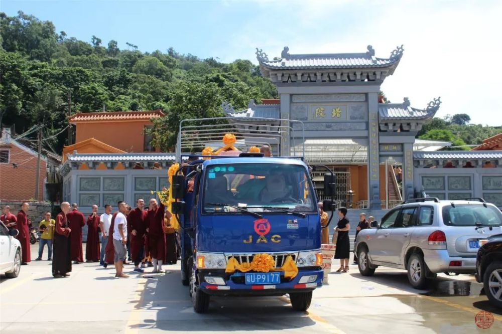 荼毗法会由潮阳灵山寺方丈耀瑜法师主法,诸山长老,大德法师,四众弟子