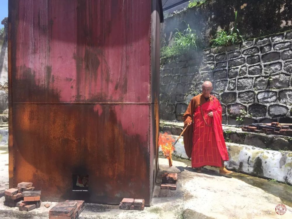 荼毗法会由潮阳灵山寺方丈耀瑜法师主法,诸山长老,大德法师,四众弟子