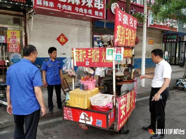 (6月14日上午,工作人员再次对通济街流动摊点进行治理)