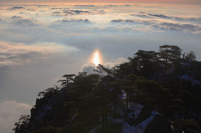 黄山出现云海佛光奇观