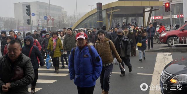 遇上中国式过马路 只有自己等绿灯 是不很傻?(图)