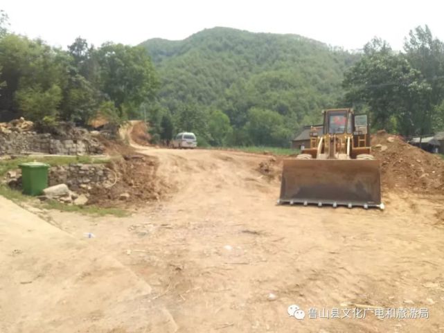 鲁山县委书记杨英峰到赵村镇桑盘村现场调研民宿项目建设进展情况