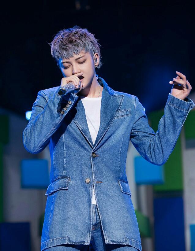 黄子韬演唱会上演"蓝色浪漫",黄子韬变成了"蓝子韬"