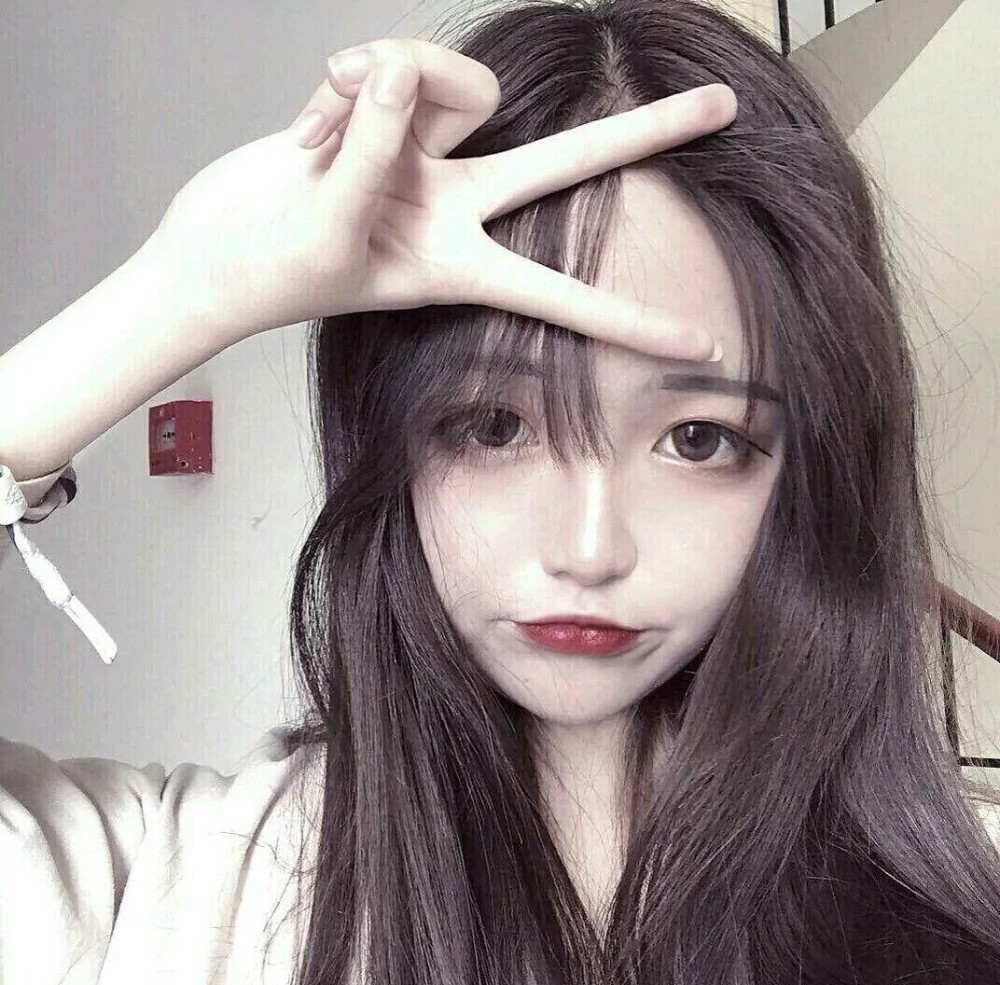 最后这一张头像的风格也是很不错的,女生是在一个很宽敞的地方在地上