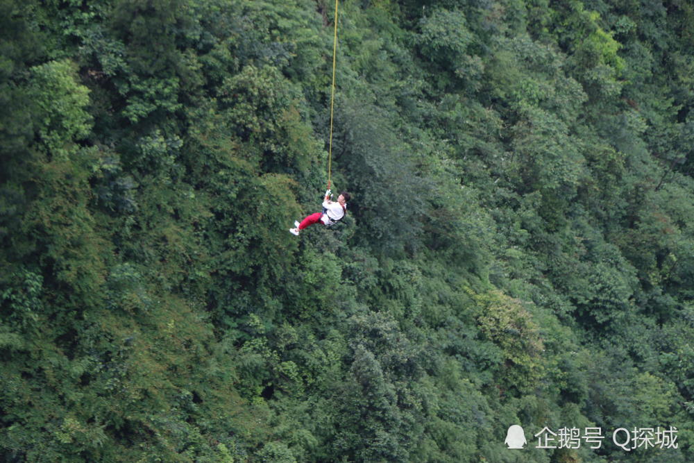 重庆双胞胎姐妹在奥陶纪300米高空捆绑跳下悬崖 挑战极限荡绳