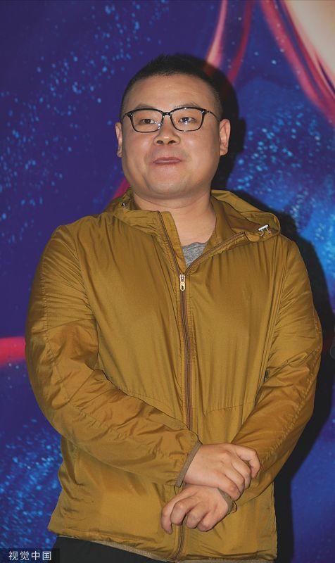 岳云鹏邪魅一笑微表情丰富 戴眼镜难觅书卷气喜剧效果