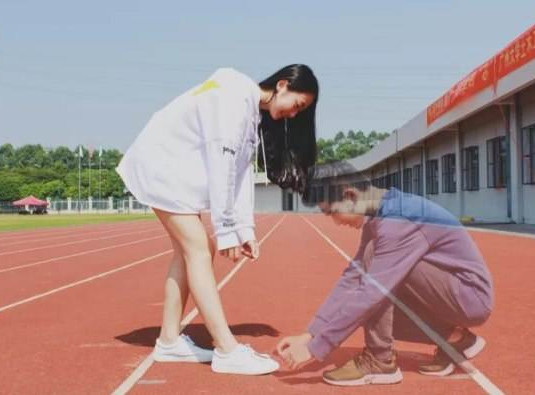 比如说让自己的男朋友在大庭广众之下给自己蹲下系鞋带