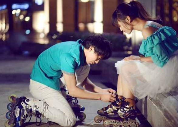 男票给你"弯腰系鞋带",都在想什么?听到00后的回答:太