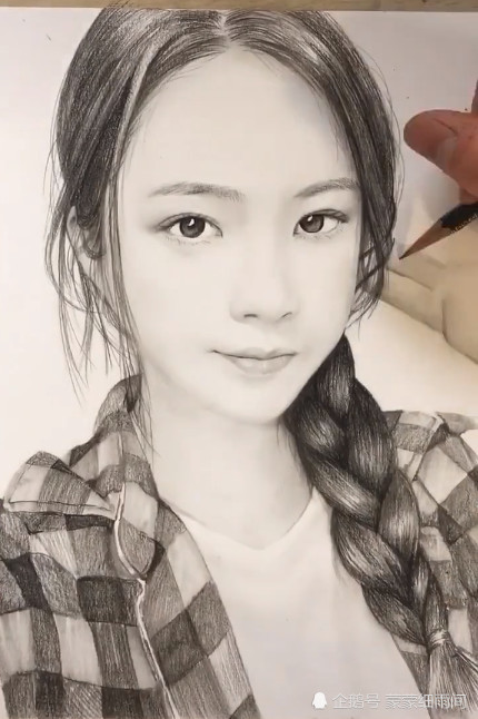 美术生手绘素描画,改用刷子不用笔,网友;这样操作也行?厉害!