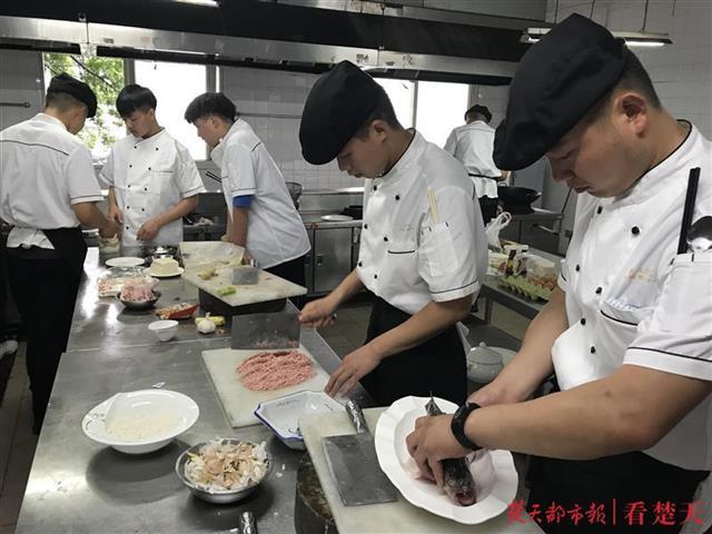 武汉一高校为部队培训炊事员,让炊事班里有了"大牌厨师"