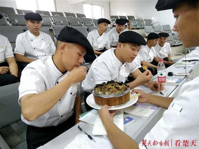 武汉一高校为部队培训炊事员,让炊事班里有了"大牌厨师"