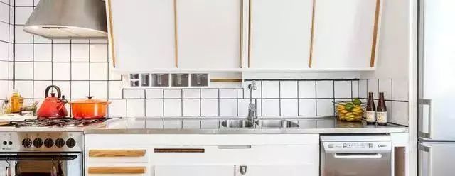 头一次见厨房吊柜这样装，科学、实用、再也不碰头！