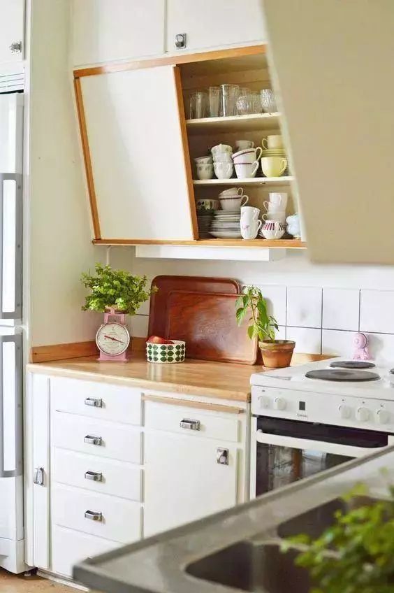 头一次见厨房吊柜这样装，科学、实用、再也不碰头！