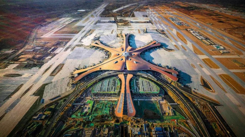 4月1日,北京大兴国际机场航站楼及机坪设施施工进度全景图(图 | 视觉