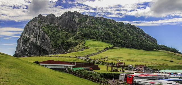 秋天来韩国济州岛旅行 打卡城山日出峰 观赏日出的好地方 看点快报