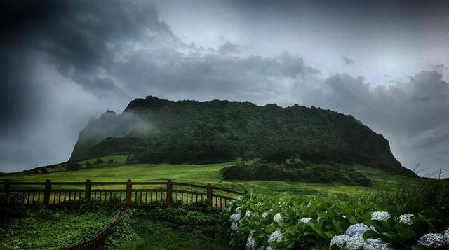 秋天来韩国济州岛旅行 打卡城山日出峰 观赏日出的好地方 看点快报