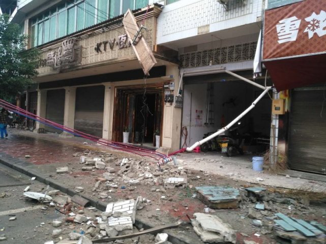 6月18日,长宁县双河镇街头铺满碎瓦砾.北京平澜公益基金会 供图