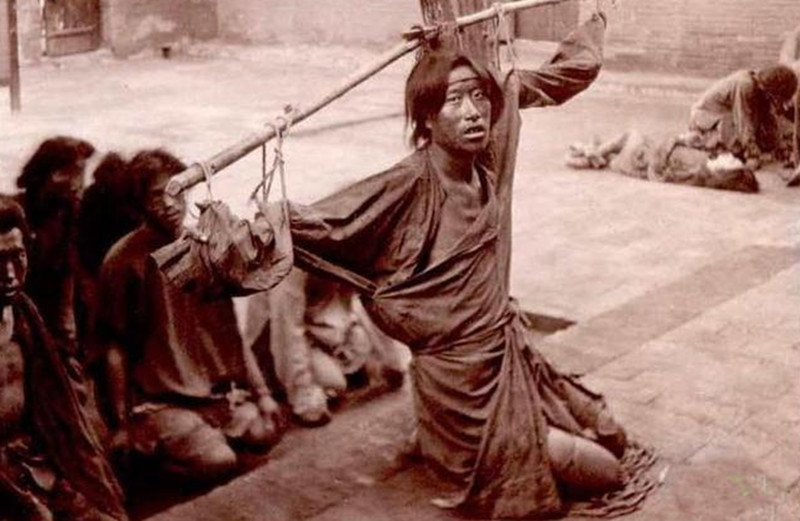 清朝时期穷人的老照片:囚犯衣不蔽体,图5的姑娘没有裤子穿