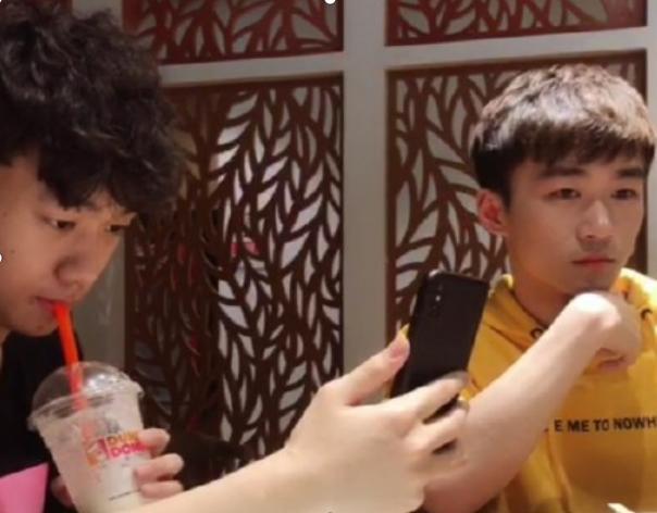不求人,晚玉线下见面,本是平常事,但摄影师却拍到不求人女友
