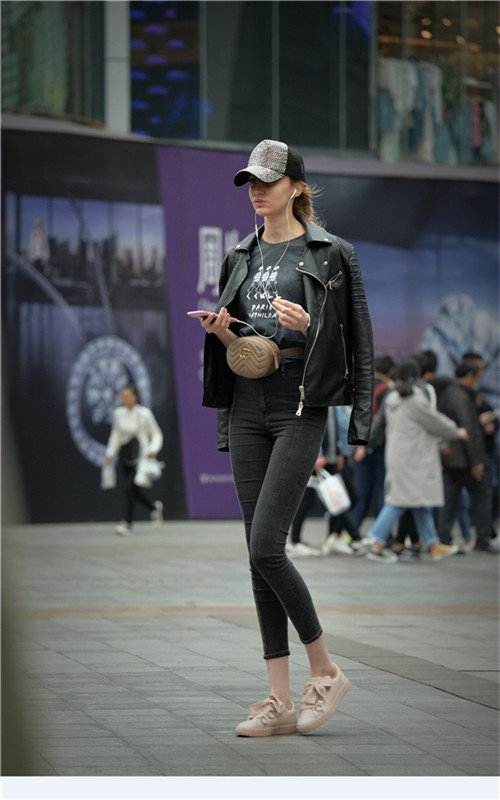 路人街拍:小姐姐拿"樱花鞋"搭"毒液裤,炸街约会必备