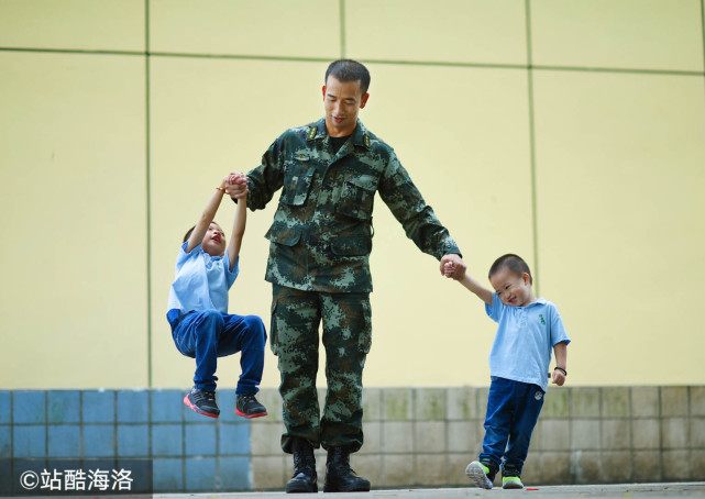 父亲节上演军营版《爸爸去哪儿 两萌娃为武警爸爸颁发奖章