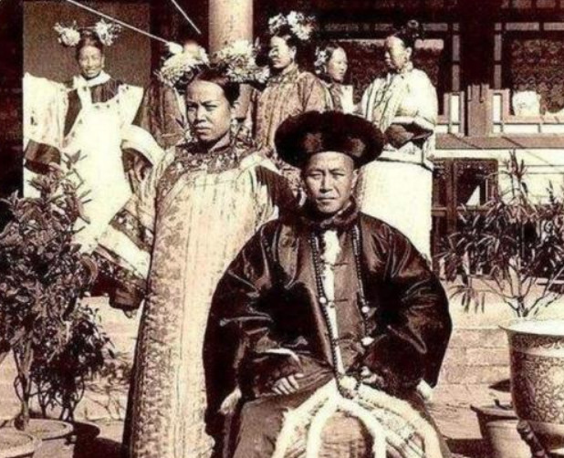 中国最后的王爷,拥有王爷府,活到2014年,遗言:国旗挂