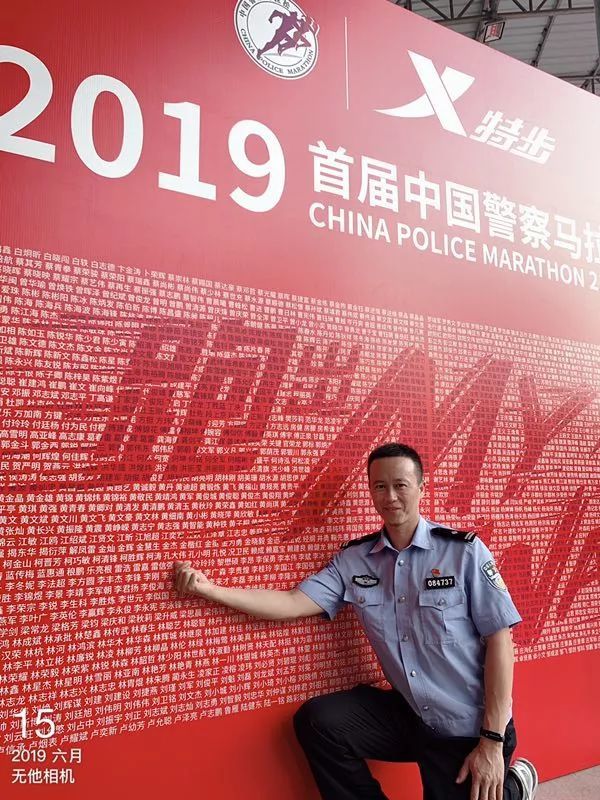 首届中国警察马拉松赛上,信阳蜀黍的身影很帅气!