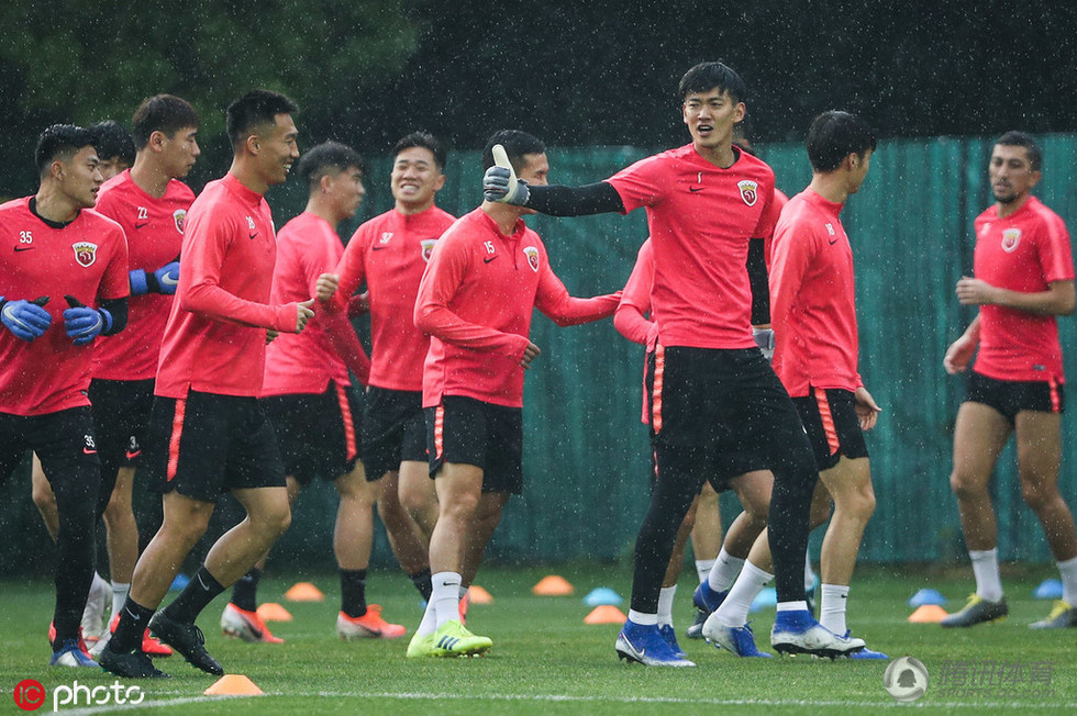 上港冒雨训练 颜骏凌帅气戴手套竖大拇指