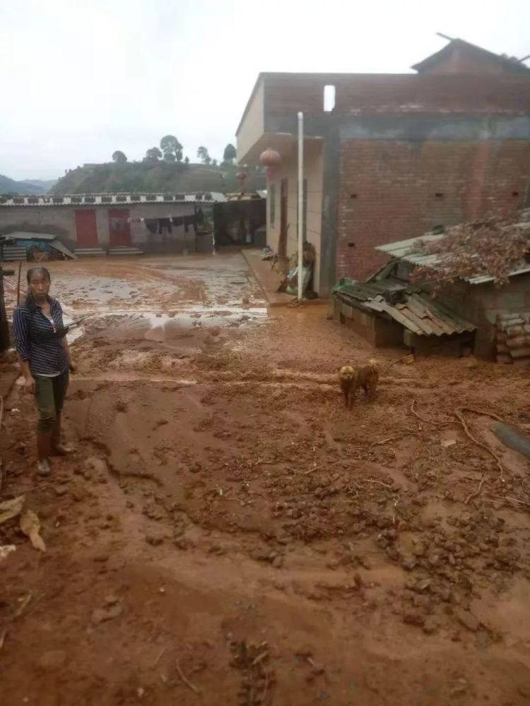 6月18日,宣威阿都乡格阿公路塌土村与大佐村之间的公路塌方,阿都乡