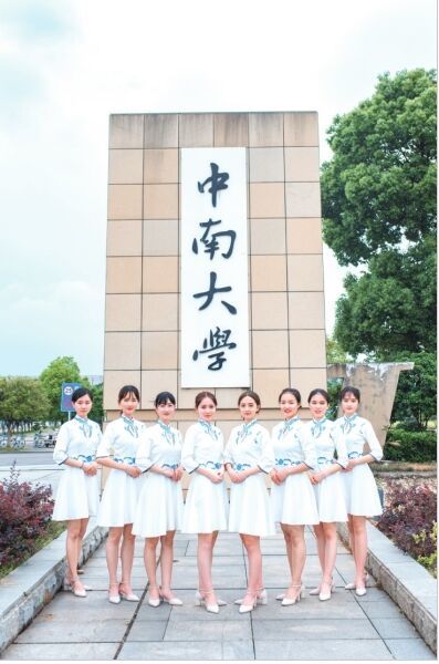 中南大学礼仪队毕业女生合影.