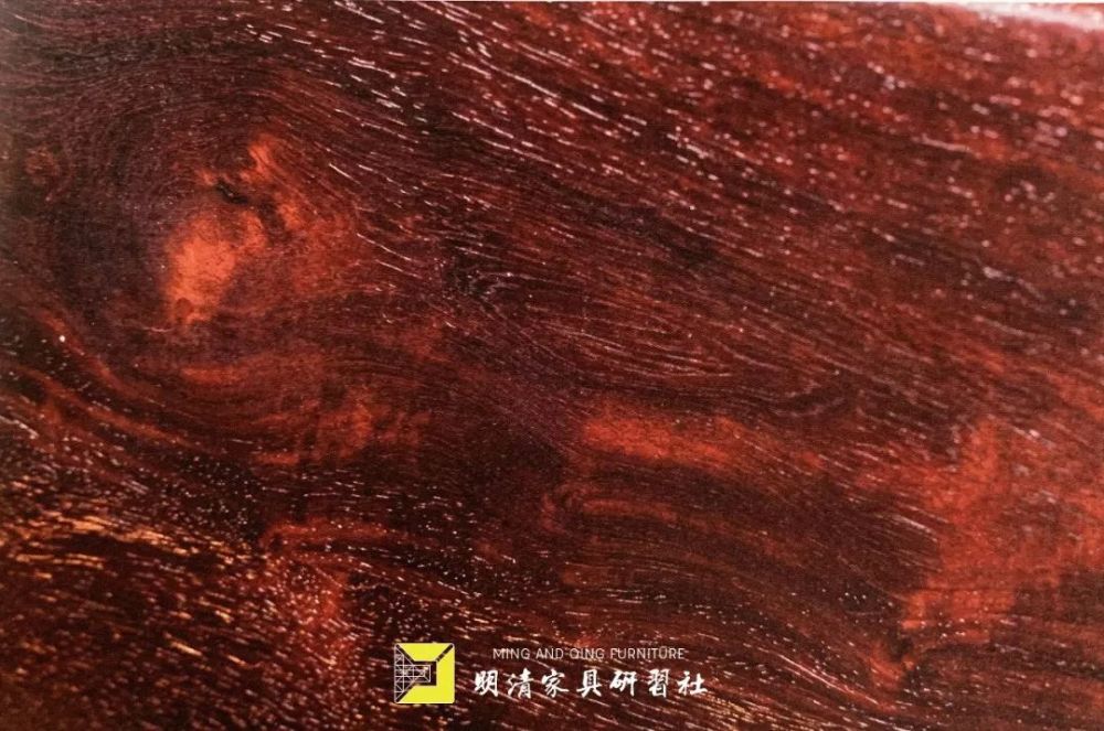 chrysothix),材质通常较轻,列入花梨木范畴,制成的家具成品纹理与紫檀
