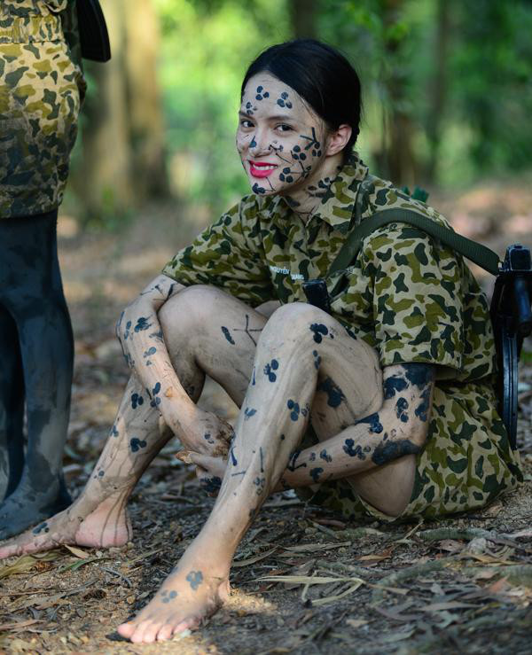 战斗中,这些女兵大多数被击毙,我军战士惊讶地发现,她们既不