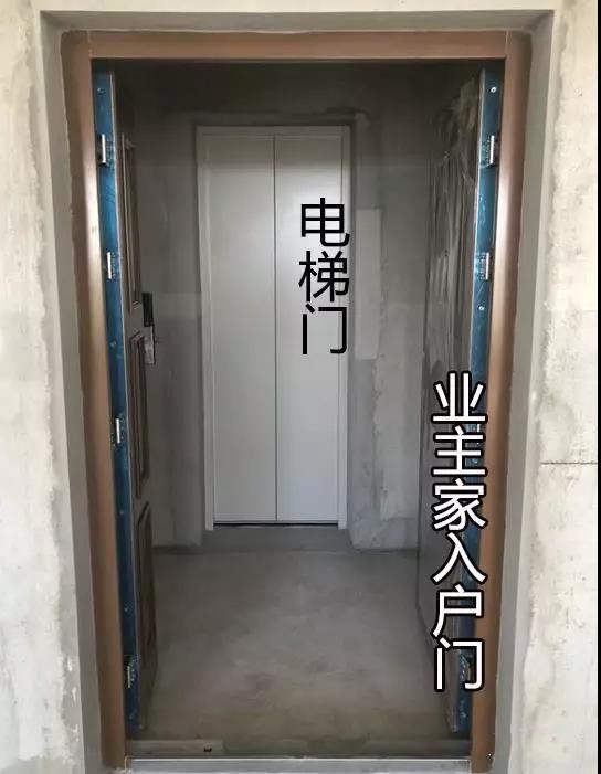 这样不容易被保安发现…… 这是业主家入户门和电梯门的对比: 要想站