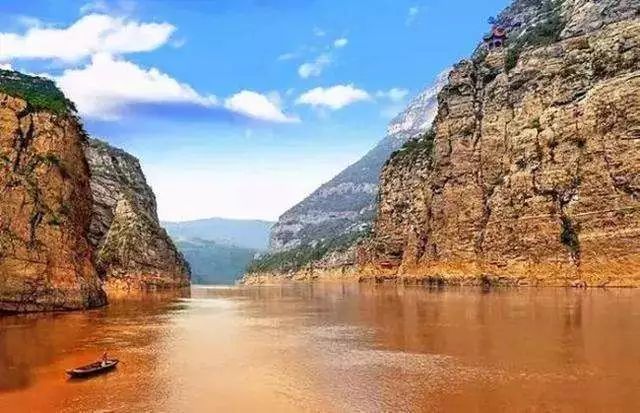 三门峡黄河大坝8不少河段成为天然冰桥,往日飞瀑高悬处,挂满冰凌.