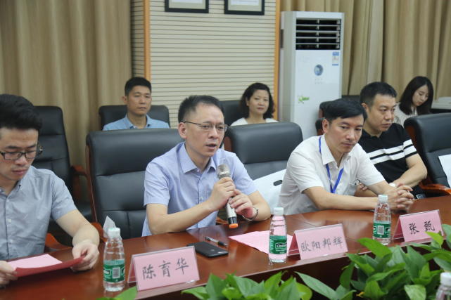 郴州市第一人民醫院黨委委員歐陽邦輝回答記者提問