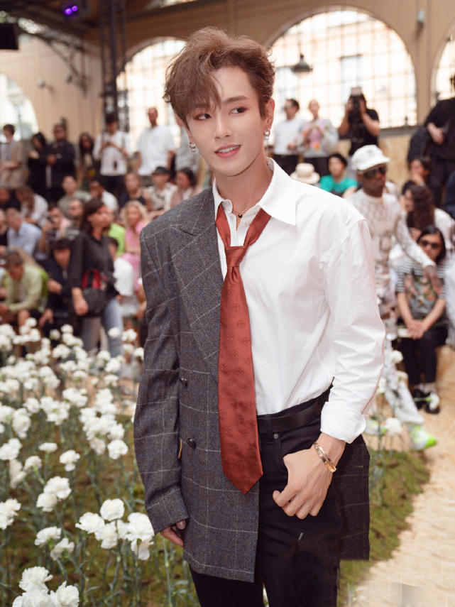unine男团成员现身巴黎男装周,小哥哥们的营业照片流出,陈宥维与