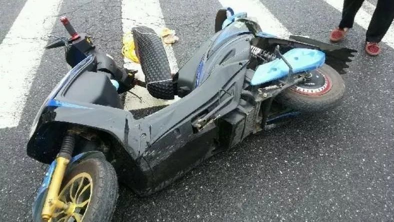 江阴一男子酒后驾驶电动车 自行摔倒死亡
