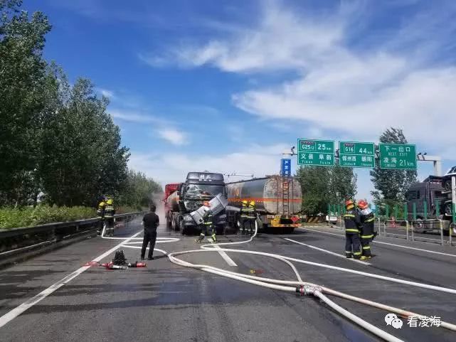 消防救援人员第一时间到场增援,高速交警已对事故路段实施交通管制