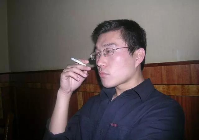 张大哥从未去复查,他几乎忘了自己有慢性肾炎的事了,平时抽烟,喝酒