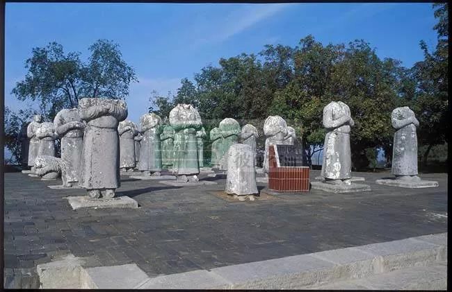 中国龙脉上埋着三个人一个挖不开一个不敢挖一个不能挖