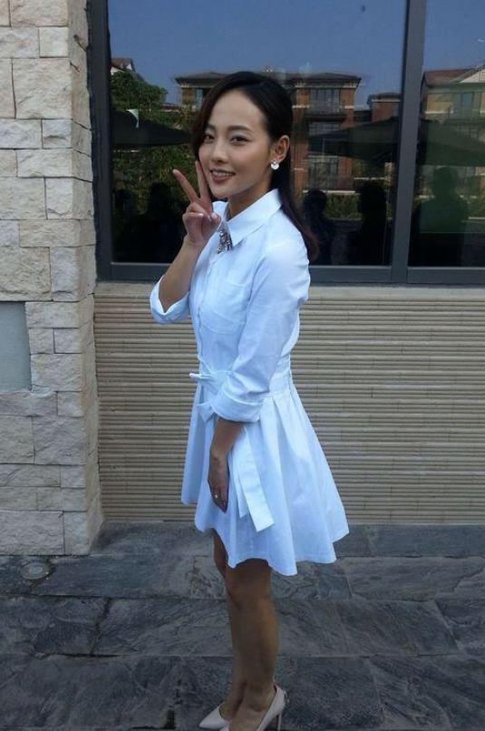 张嘉倪早期旧照流出,看到她的真实颜值,网友:一言难尽