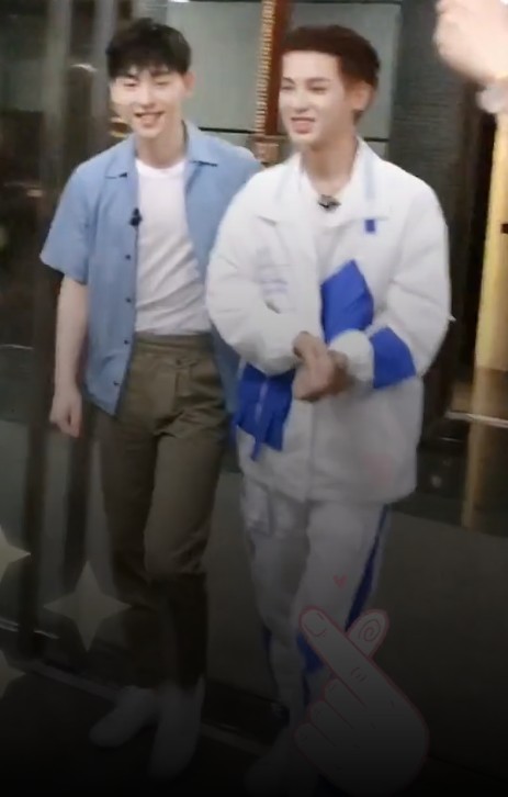 185邓伦撞上183黄明昊,两人同框比身高,谁说谎了!
