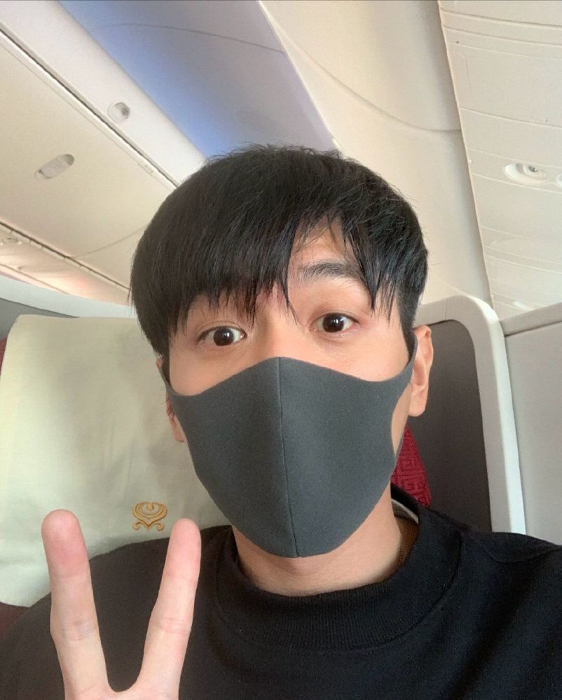 张若昀还晒出了自己在飞机上的自拍照,他戴着口罩对着镜头比v.