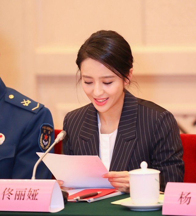 《真男》研讨会杨幂佟丽娅出席 班长王威魅力大!