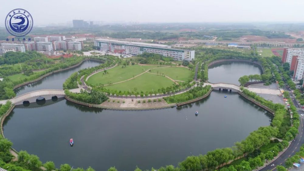 南昌工学院环境优美,学校占地1168亩的园林式校园,静水流芳,风景宜人