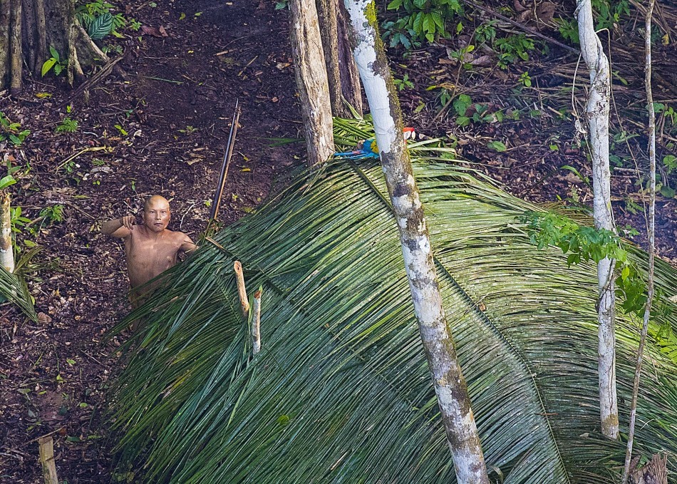 记者乘直升机拍亚马逊原始部落 险被弓箭袭击