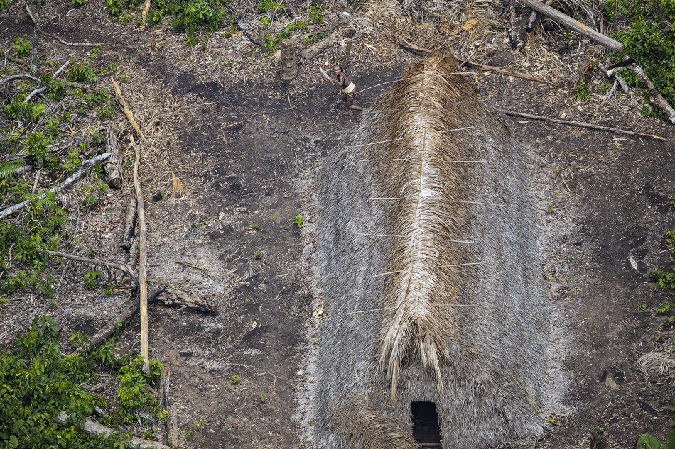 记者乘直升机拍亚马逊原始部落 险被弓箭袭击